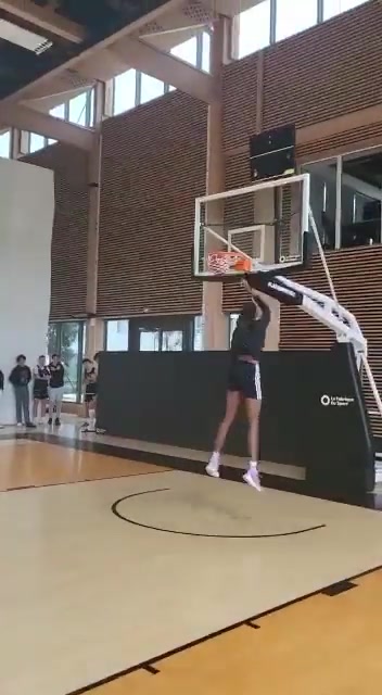 16岁就能轻松扣篮！19岁“女版文班”成为WNBA榜眼 与李月汝同队